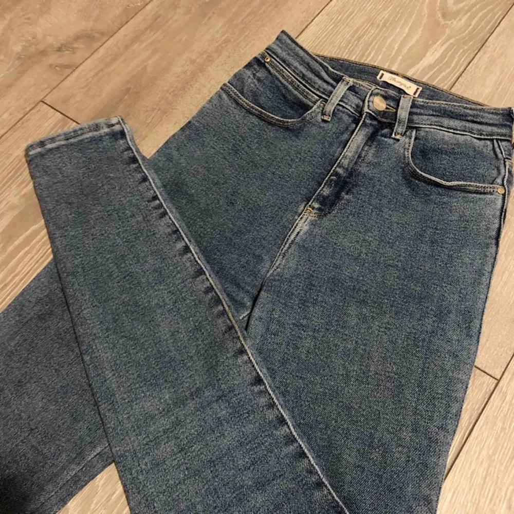 Super high waisted jeans, tighta men vintage look. Endast använda ett fåtal gånger ☺️. Jeans & Byxor.