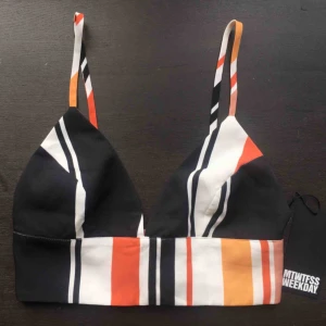  - Blockrandig topp i nyskick. Säljer då den är för liten för mig. Passar den som har en omkrets runt 65 cm! Den är aningen stretchbar. Nypris 250 kr. Frakt ingår!