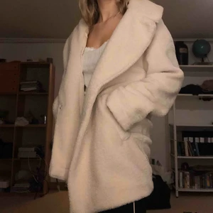  - Så mysig vit lurvig jacka\kappa. Perfekt till både vinter och vår, den är lite större i storleken så man får plats med någonting under om man vill.