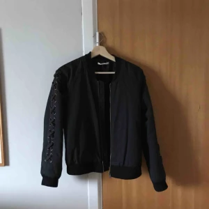  - Bomberjacka med snörning i ärmarna 🖤🖤🤙🏻
