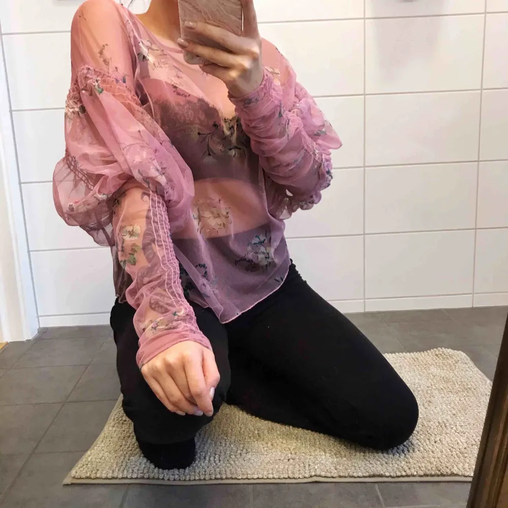aldrig använd tröja från Zara, står ingen strl men den känns som en medium. Jättefin rosa blus med blommor som förtjänas att komma till användning. Blusar.