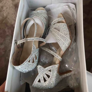 Danssklackar - 7.5 cm klackskor. Dansskor som är stabila och sköna. Helt nya aldrig använda pga fel strl. Frakt tillkommer. Speciellt bra för High heels dansstilen