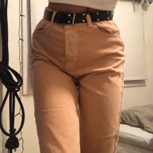  - Rosa mom-jeans i storlek 36. Helt oanvända och köptes för nypris 400kr i en butik i Kroatien🌺