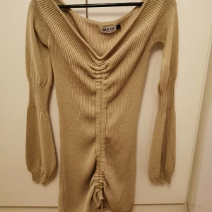  - Mysig stickad tröja från mad Lady som du kan justera själv hur du vill den ska sitta Storlek S 