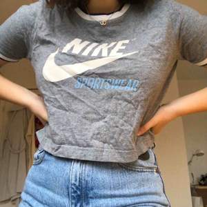 Nike SportWear Croppad T-Shirt i storlek L men passar mig som är S. Jätte bekväm och mysig och passar till allt. Köparen står för frakten! 