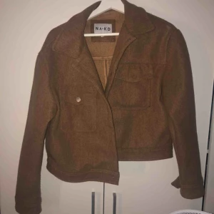  - Jacka från NA-KD i strl 40(s/m)
