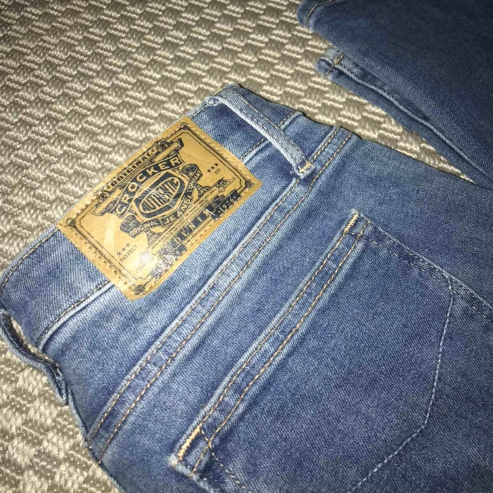 Nästintill oanvända jeans från Crocker. Modellen heter 231 och är bootcut👖Stretchigt men ändå rejält material, vilket gör att dem är supersköna + supersnygga! Nypris 800kr💙 Köparen står för fraktkostnaden.. Jeans & Byxor.