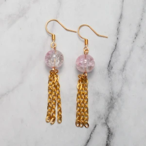  - Fina örhängen med ljusrosa glaspärlor. Nickelfria. Obs! De är inte orangea som på bilden, Photoshop ändrar färgerna för mig 🙃 Fri frakt vid köp över 100:-.