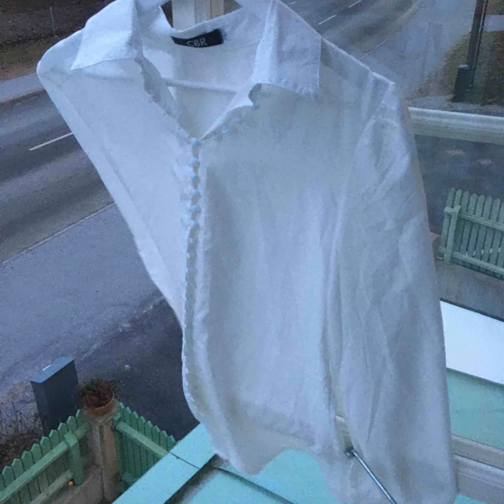 Fin vit skjorta med ballongärmar och unika knappar! Jättesnygg oversized! Helt nyskick, inte alls använd. Skriv för bättre bilder eller frågor :) . Skjortor.