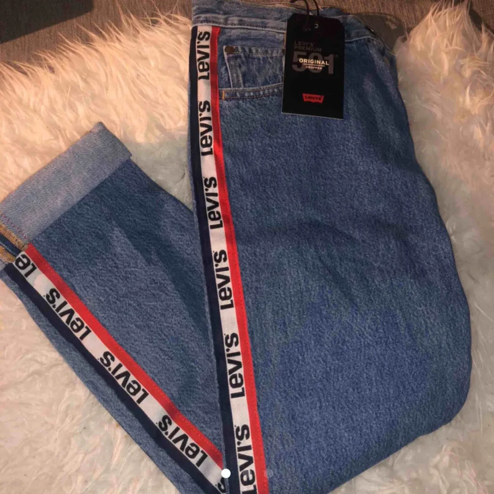 Skitsnygga croppade jeans från Levis i storlek 28x28! Köptes för 999kr. Helt oanvända med lappar kvar! Säljes för de är för små för mig <3. Jeans & Byxor.
