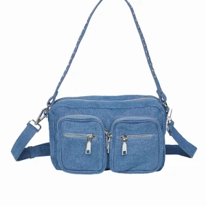  - Noellaväska i jeanstyg som säljs pga brist på användning. Bra skick förutom ett hål inuti väskan, dock inget som påverkar någon ficka el. liknande. Det långa bandet på första bilden sitter inte på men ingår självklart.  Pris kan diskuteras (400 + frakt)