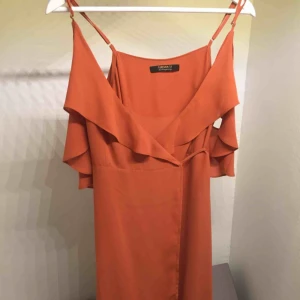  - Sååå snygg klänning i storlek S. Man kan justera axelbanden och midjan så den passar alla storlekar. Skriv för mer bilder eller frågor :) 