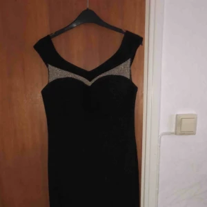  - Fin klänning med detaljer. Storlek S.  Pris: 1000 kr  Finns i Stockholm.