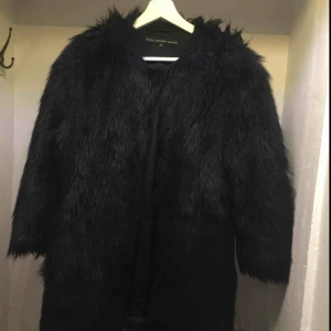  - Skitcool svart-blåaktig fuskpäls jacka! Väldigt sparsamt använd och säljer pga fel storlek för mig. Storlek 34 från & Other Stories, varm och i jätteskön insida. Pris kan diskuteras vid snabb affär :)