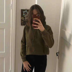  - Militärgrön hoodie från HM. Mycket bra skick! Kontakta för mer info.