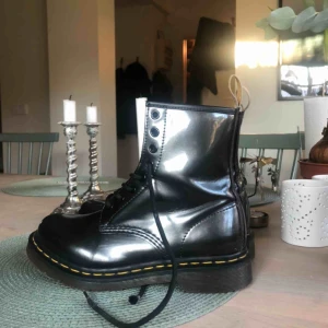  - Säljer mina dr martens glansiga 1460 eftersom de blivit för små för mig. Köpta förra året i höstas och använts sparsamt. En liten repa på ena skon. Vegansk läder!!