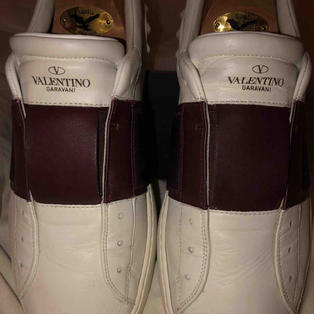 Ett par superfina Valentino skor i stl 43 men dem sitter som 42,5. Det Är deras slip on modell. Köparen står för frakt 💯 skorna är äkta och var limited edition 🤩 högsta bud vinner!. Skor.