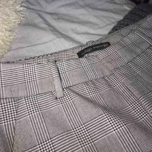  - Fina kostymbyxor med cool detalj vid ankeln. 