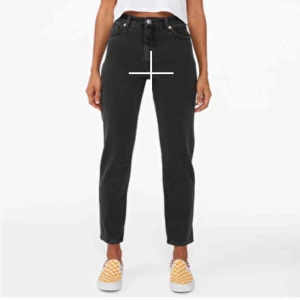  - Kimomo jeans från monki!! :3 Säljer då de är lite för stora för mig. Strl 28 och är änvända ett fåtal gånger, fortfarande i väldigt bra skick! Köparen står för frakten! 🥰