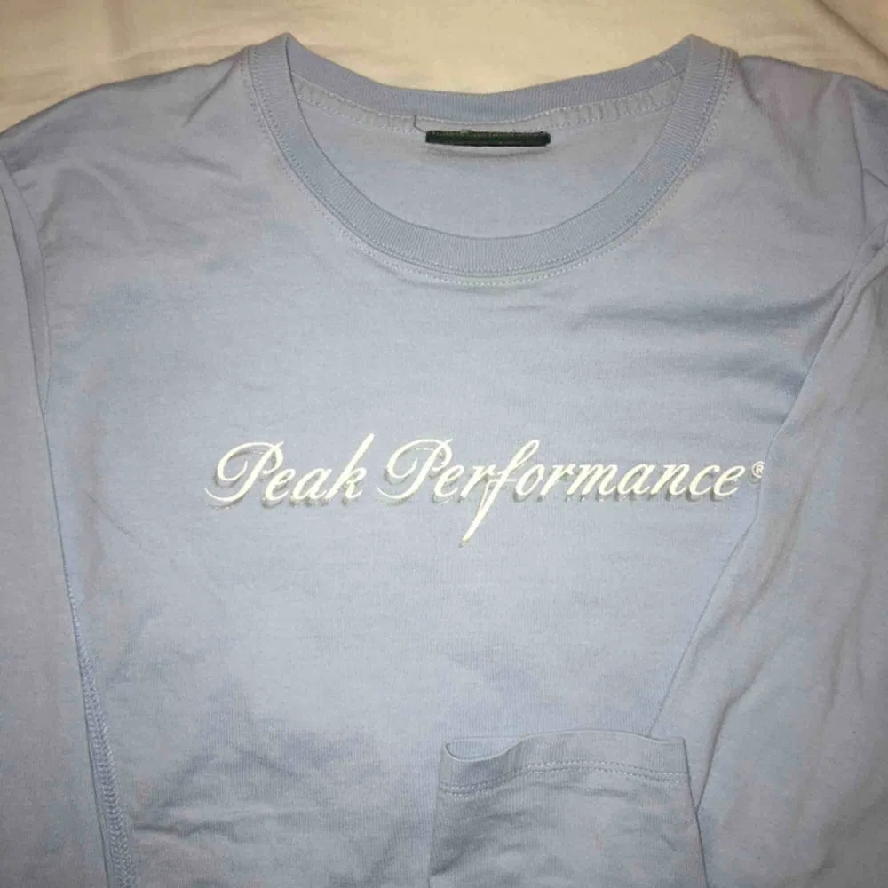 peak performance tröja, 00s vibe ;) rätt smal i armarna. köparen står för frakten🙃💖. T-shirts.
