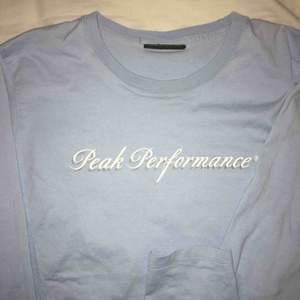 peak performance tröja, 00s vibe ;) rätt smal i armarna. köparen står för frakten🙃💖