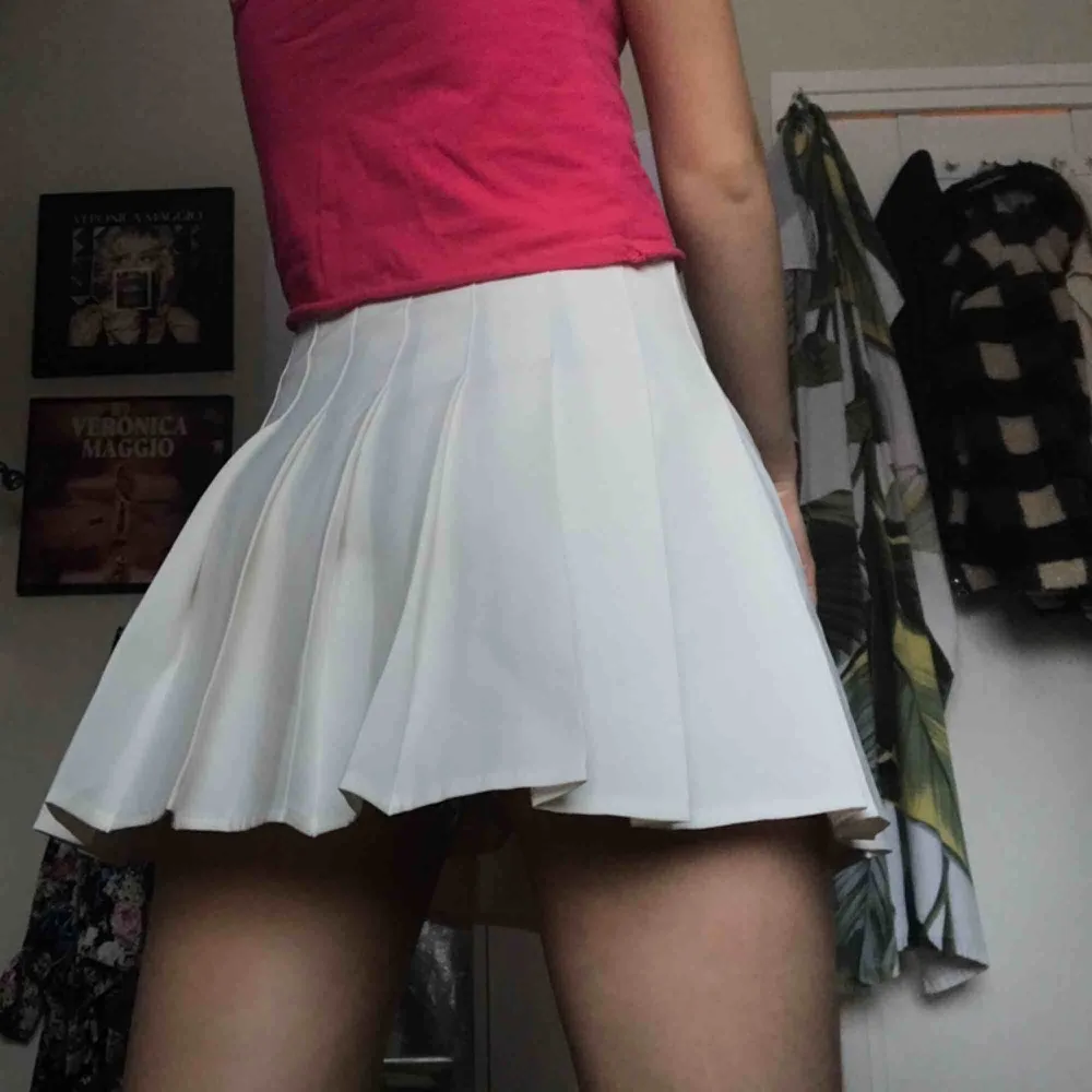 Den a fina kjol köpte jag av en tjej från tise! Aldrig använd då den är för stor för mig (på bilderna har jag nålat så att den passar) skulle säga storlek S men det står M på den. 70cm i midjan. Kjolar.