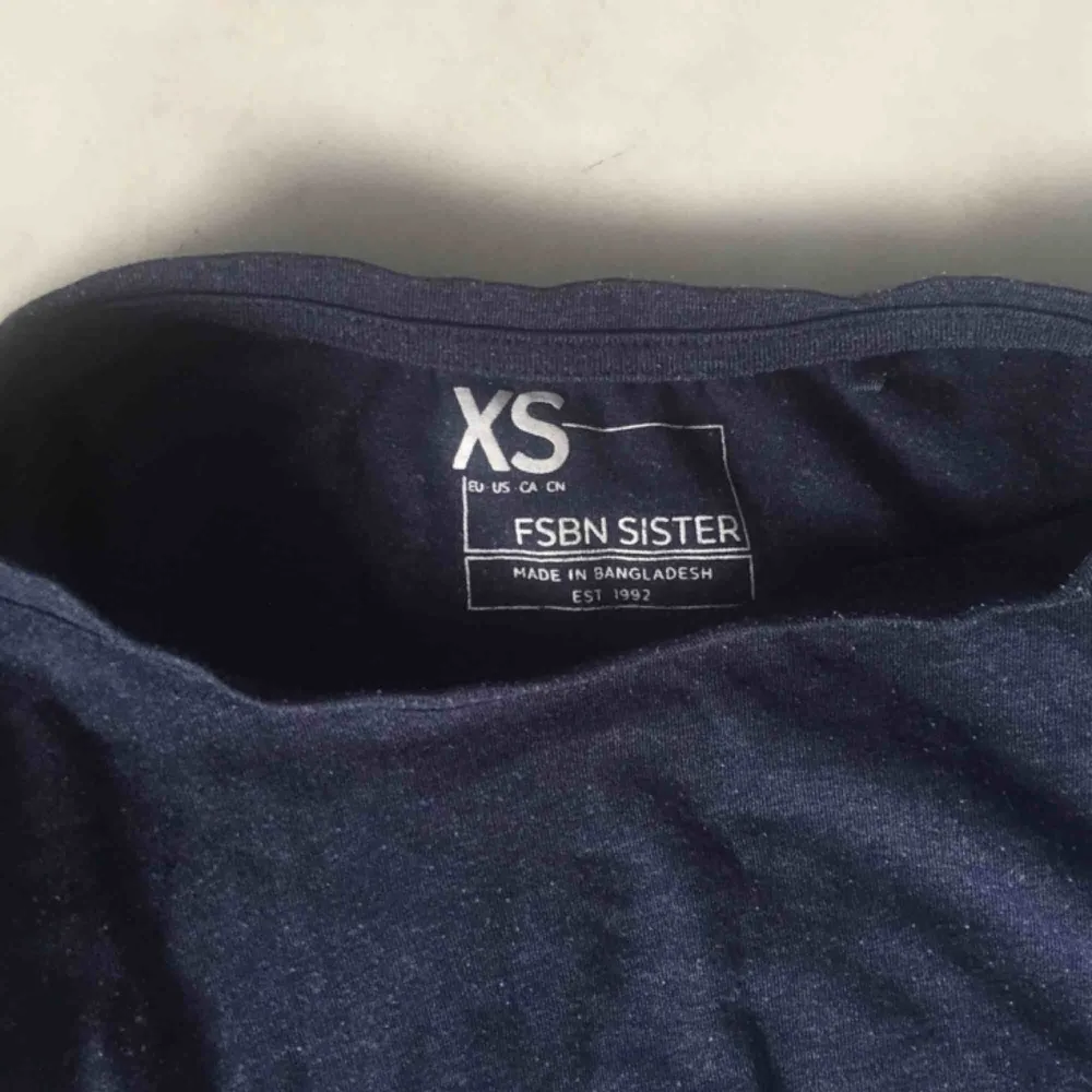 Lång mörkblå tröja i storlek XS, men passar även S. Köpt på NewYorker. Sparsamt använd. Frakt tillkommer. . T-shirts.