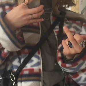  - Säljer denna svin coola flis-jacka som är perfekt nu när de är lite kalt ute🌨 Super snygg och lite oversized och är jätte ledsen att den inte kommer till användning:(