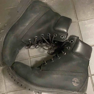  - Svarta Timberlands i storlek 36! Använda högst 5 gånger och köpa för 2000 kr. De ser väldigt slitna ut då jag råkade ta fotona med night mood (lol, hoppsan) men är mörkt svarta. Skriv för fler bilder!