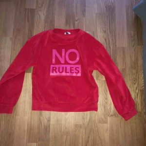  - Säljer min jätte mysiga tröja från Cubus, använd kanske 2 gånger för jag köpte den i för liten storlek men super fint skick! Köparen står för frakten :) 