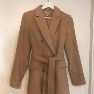  - Beige kort kappa ifrån H&M använd 1 gång!💛