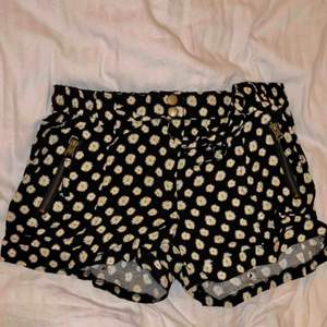 Söta shorts i storlek M. Säljer för 50kr☺️ köparen betalar frakt :)