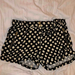  - Söta shorts i storlek M. Säljer för 50kr☺️ köparen betalar frakt :)