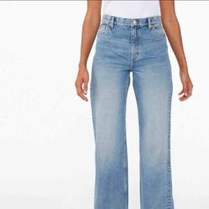 Monki jeans i färgen mid blue som inte kommer till användning längre.  Modell: Yoko Min längd:1.63 cm Fraktpris: 60kr Midjemått: 26cm