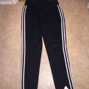  - Adidas climate högmidjade tights dam, storlek M dock ganska stora i storleken. Använd 5-6 gånger och säljer pågrund av att jag gått ner i vikt och dem har blivit för stora för mig.  Lånad bild på passformen Obs: stora i storleken rekommenderar för L  