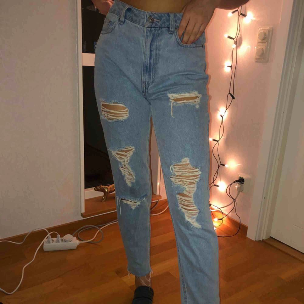 Ljusblå momjeans med slitningar från HM. Köparen står för frakt💙💙. Jeans & Byxor.