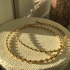  - Stora hoops i twistad form. 💕 Frakt tillkommer på några kronor 🌸
