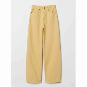  - Skitsnygga gula jeans från H&M som inte kommer till användning längre. Använda 3 ggr så dom är i toppskick. Frakt ingår!
