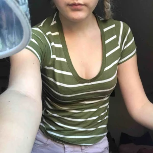  - V-ringas grön och vit randig T-shirt i storlek xs. Köpt på clubxpris. Är i gott skick. Frakt tillkommer!💚