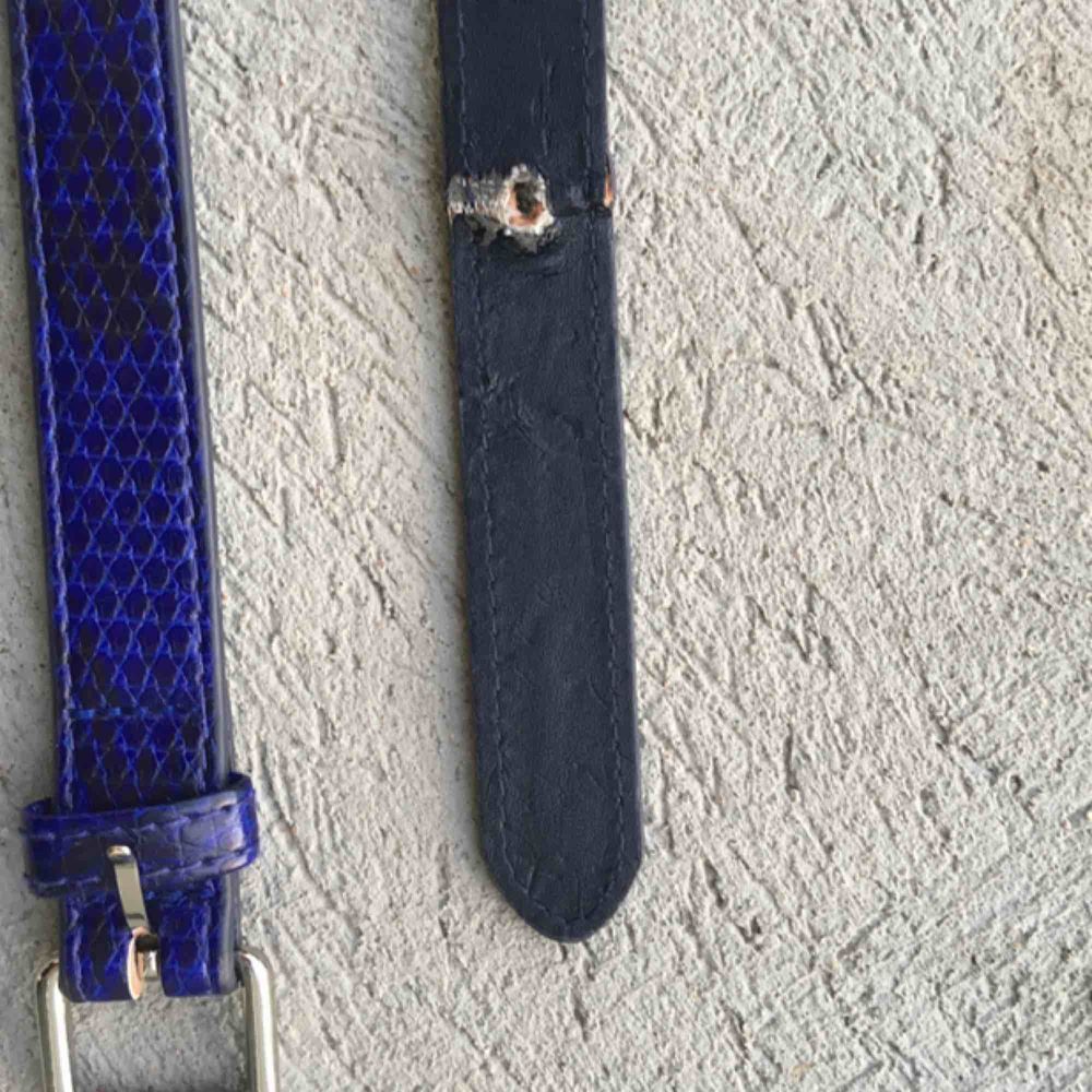 Skärp i najs blå färg samt med kedja. Max nått i midja 70 cm (mätt från yttersta skärphålet), så ganska litet skärp. Frakt tillkommer, kan annars mötas upp☺️👾 observera att sista hålet är lite slitet, men går absolut att använda ändå.. Accessoarer.