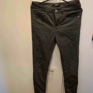  - Gråa jeans, slimfit i strl S.