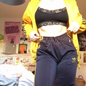  - adidas tracksuit från humana, bra kvalitet, sparsamt använda, om du vill köpa en av plaggen kostar dom 70kr st