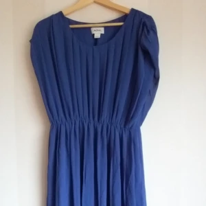  - Blå klänning från Monki i storlek L 