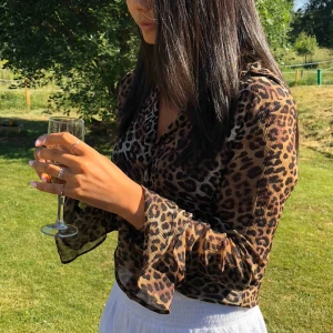  - Leopardmönstrad skjorta i tunt tyg. Normal passform med fina volangdetaljer på ärmarna. (Frakt tillkommer)