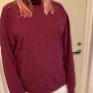  - En vinröd/lila polo tröja som är köpt på second hand. Frak tillkommer