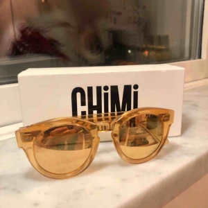  - Säljer mina väl använda Chimi Eyewear i modell 003 & färg peach! Ganska slitna därav det billiga priset! Frakt på 40kr tillkommer 😃