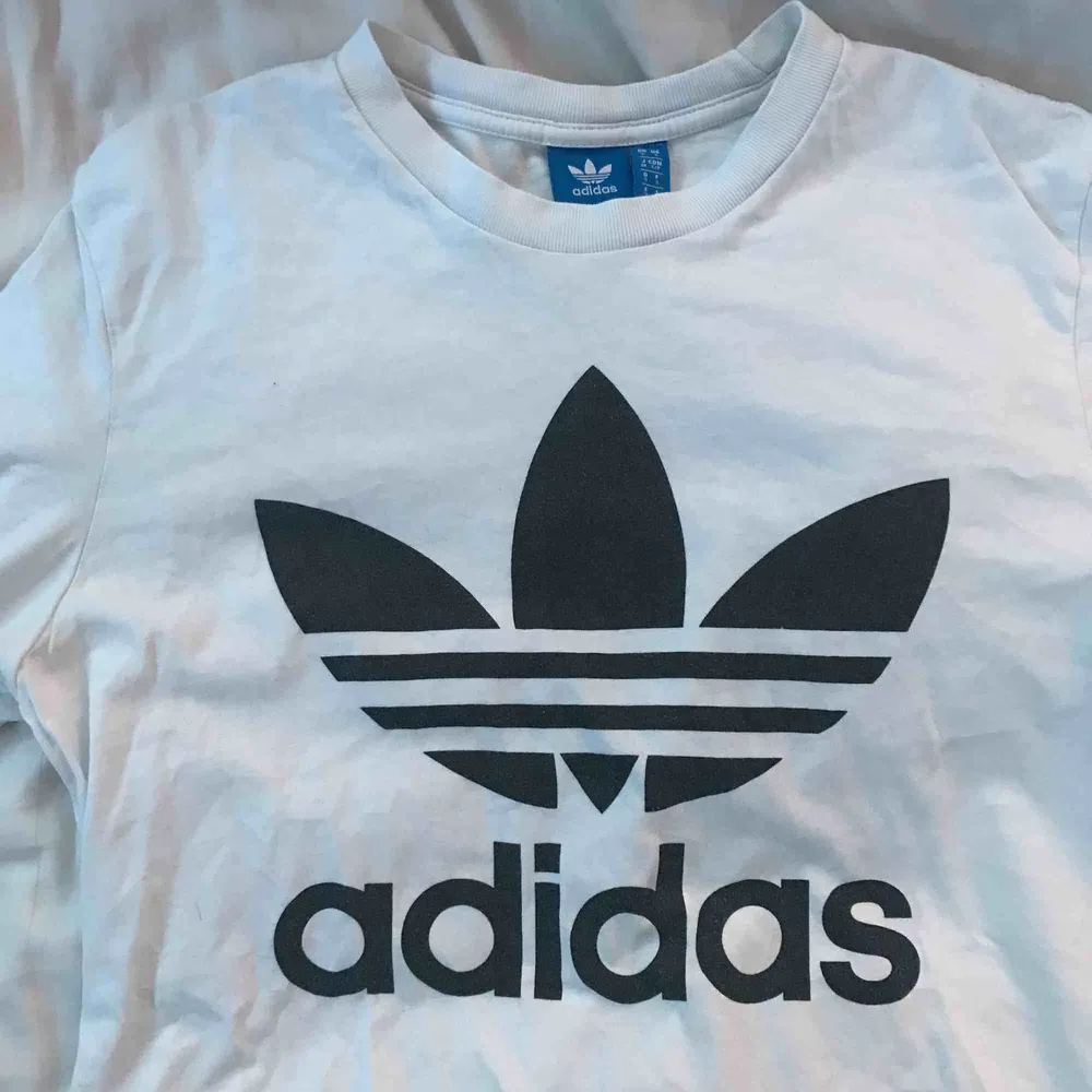 Vit T-shirt från Adidas.. T-shirts.