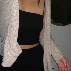  - Ljusrosa kofta i storlek S. Den är lite större och luftig i passformen vilket är ett stort plus!! Säljer för 20kr (+frakt)