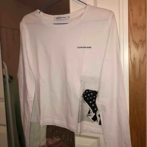  - Vit långärmad t-shirt från Calvin Klein. Aldrig använd. Hör av er om ni har någon fråga💘💘