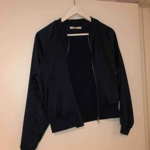  - Tunn mörkblå bomber i lite glansigt tyg